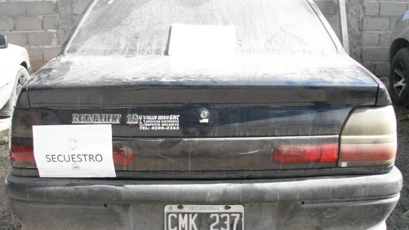 Secuestran dos autos en taller mecánico