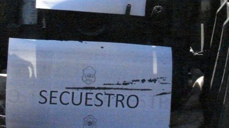 Secuestran dos autos en taller mecánico