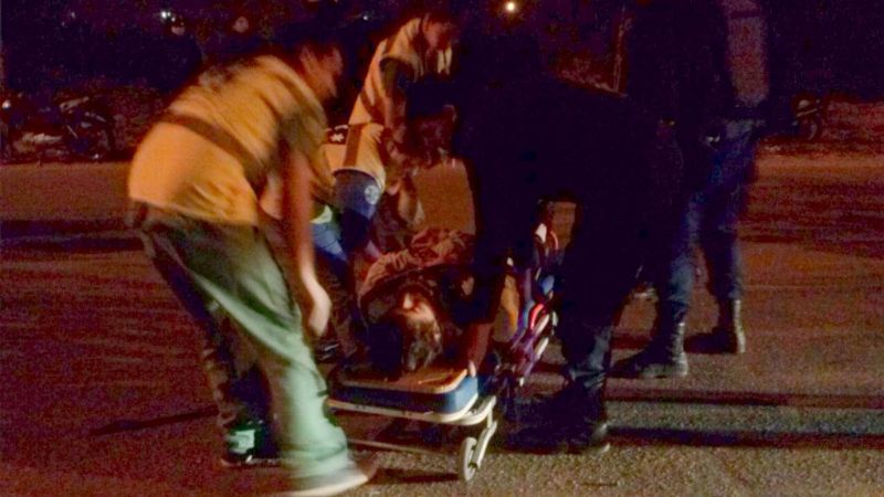 Quiso esquivar una moto y terminó derrapando