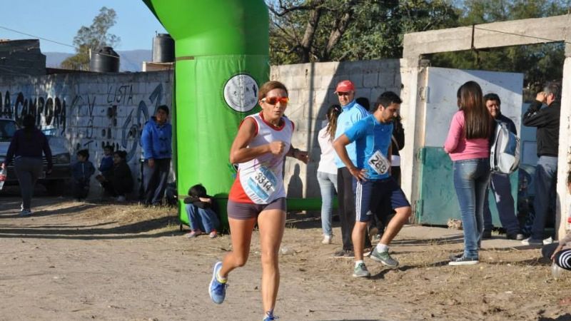 El español  Daniel Valencia y Mónica Giménez, en carrera; Miguel Matías y Laurita Castillo en marcha atlética