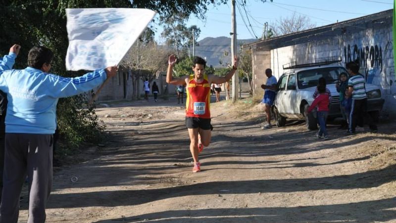 El español  Daniel Valencia y Mónica Giménez, en carrera; Miguel Matías y Laurita Castillo en marcha atlética