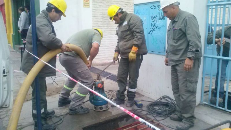 Operarios trabajan por un imprevisto corte de energía en el centro