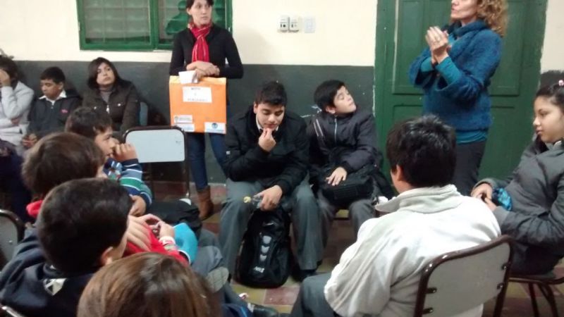 Charla taller sobre adicciones en la escuela municipal Miguel Cané