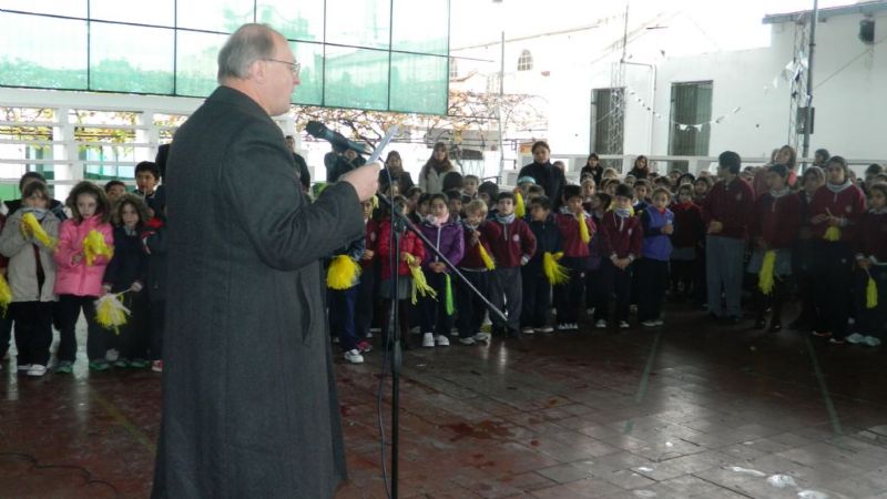 El Obispo fue recibido con mucho entusiasmo en el Colegio Fasta
