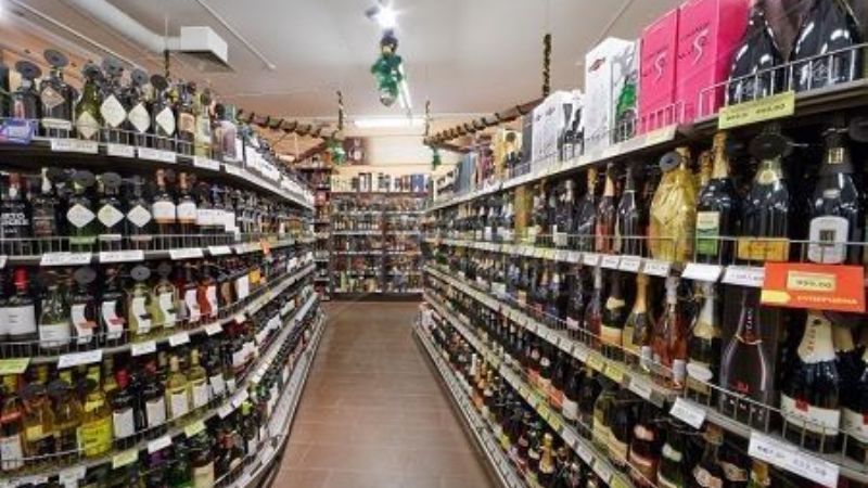 Dos mujeres aprehendidas por robar bebidas alcohólicas en un supermercado