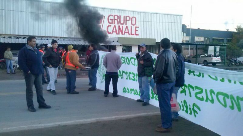 Trabajadores alimenticios cortan ruta 33