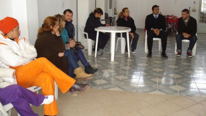 Vecinos del barrio Antinaco junto a funcionarios municipales