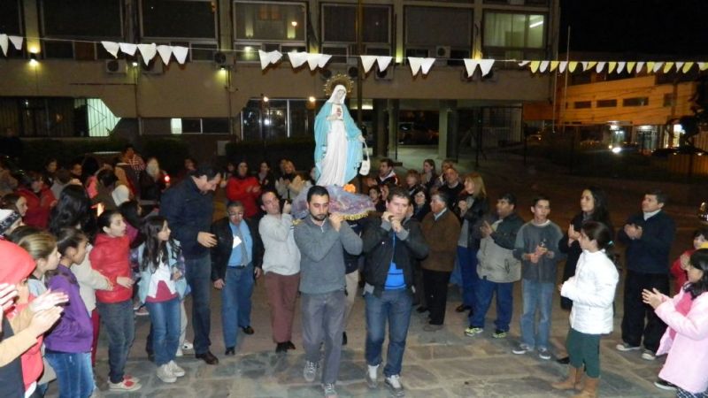 El Obispo finalizó su visita pastoral con la procesión en honor al Corazón de María