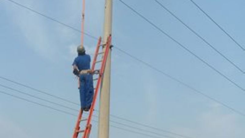 Funcionario municipal infraganti “colgado” robando luz