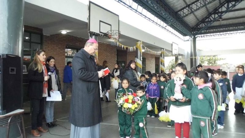 El Obispo visitó la Escuela Municipal N° 2 y el Mini Hospital de la zona norte