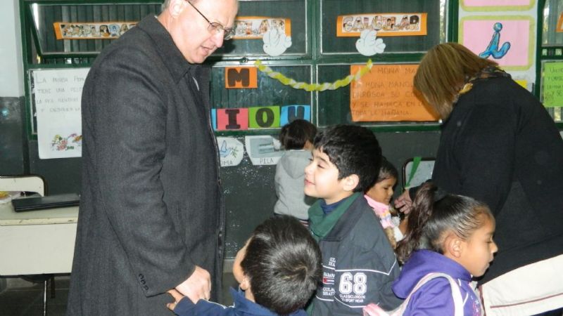 El Obispo visitó la Escuela Municipal N° 2 y el Mini Hospital de la zona norte