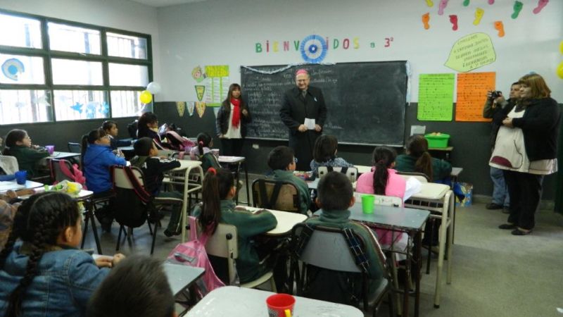 El Obispo visitó la Escuela Municipal N° 2 y el Mini Hospital de la zona norte