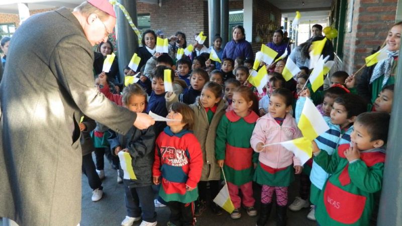 El Obispo visitó la Escuela Municipal N° 2 y el Mini Hospital de la zona norte
