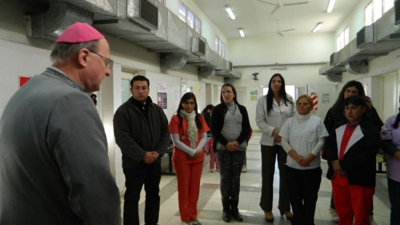 El Obispo visitó la Escuela Municipal N° 2 y el Mini Hospital de la zona norte