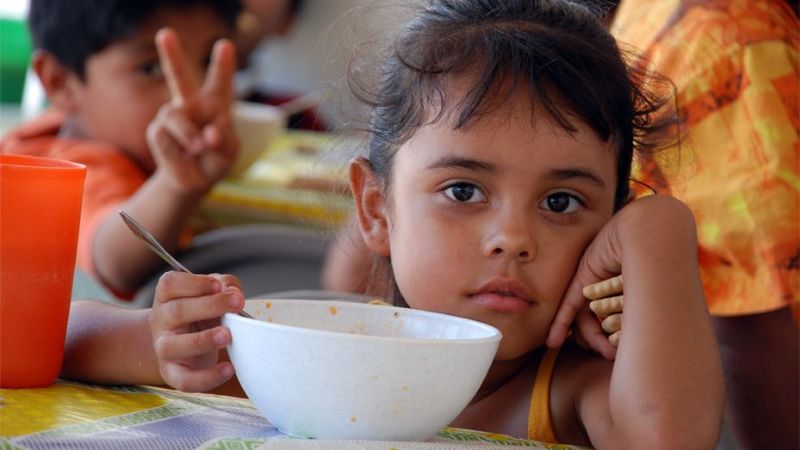 El Estado provincial gasta en promedio $4 diarios en almuerzos escolares