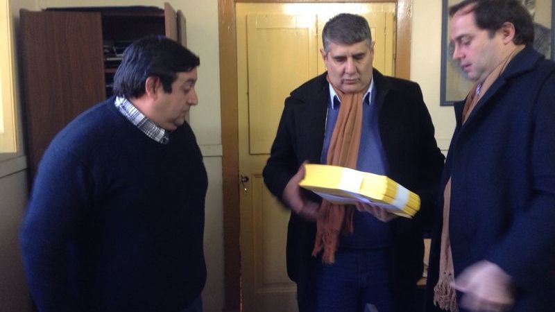 Mera y Tomassi entregaron boletines en escuelas del interior