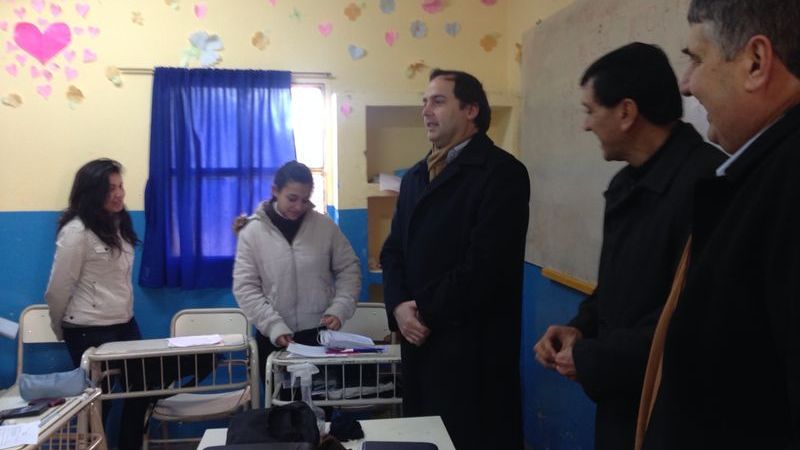 Mera y Tomassi entregaron boletines en escuelas del interior