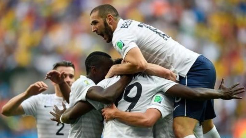 Francia ganó sobre el final por los yerros nigerianos
