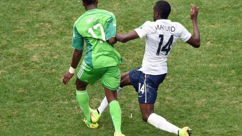 Casi quiebra a su rival; Matuidi debió ser expulsado