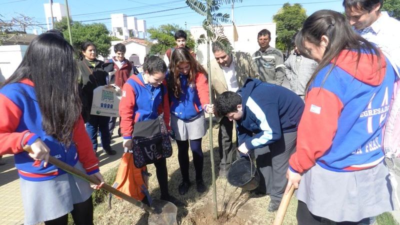 Jalil y alumnos secundarios plantaron árboles por el Día del Medio Ambiente