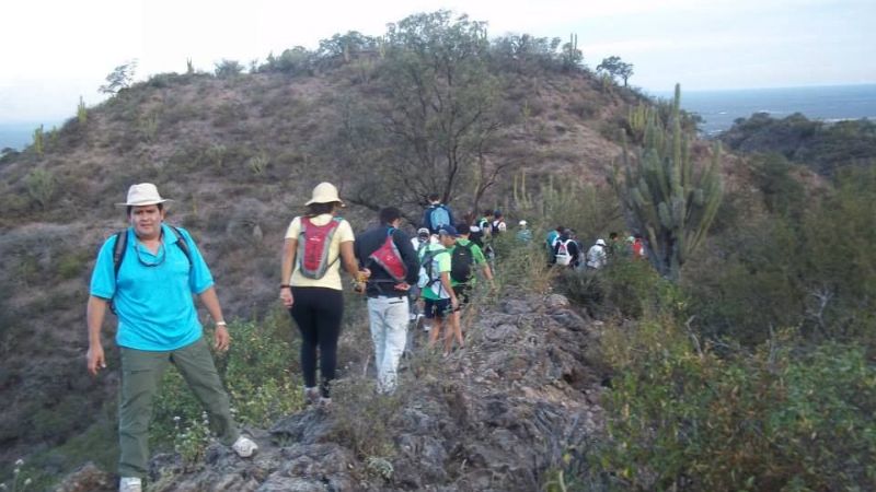 Caminata en lomadas del dique El Jumeal