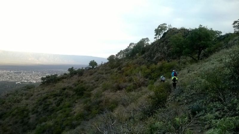 Caminata en lomadas del dique El Jumeal