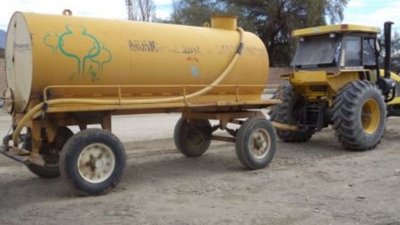 Inversión de un tanque plástico para distribuir agua