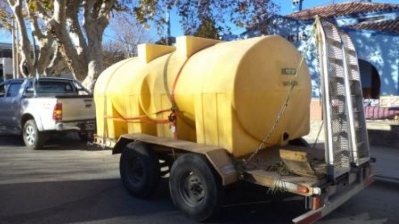 Inversión de un tanque plástico para distribuir agua