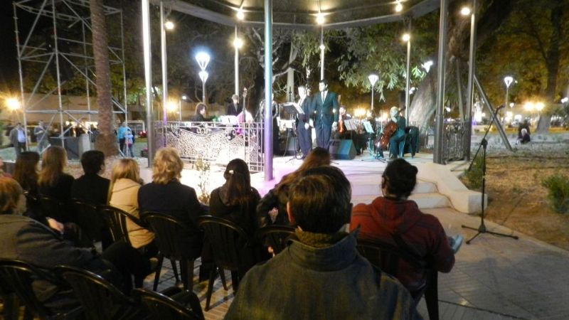 Música y emoción en la inauguración de la glorieta de la Plaza