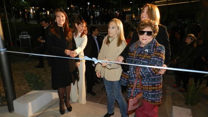 Música y emoción en la inauguración de la glorieta de la Plaza