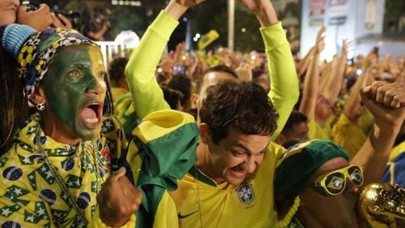 Brasileños salieron a cantar "Argentina decime que se siente"