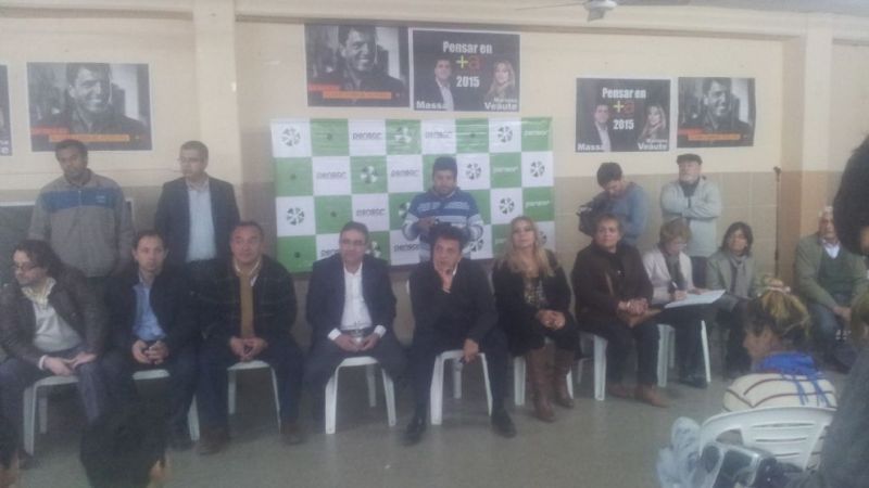 Massa con Veaute en las Mil Viviendas