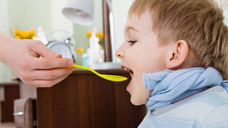 Advierten que es peligroso dar cucharadas como dosis de un remedio