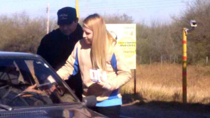 Entrega de material preventivo en puestos camineros y aeropuerto