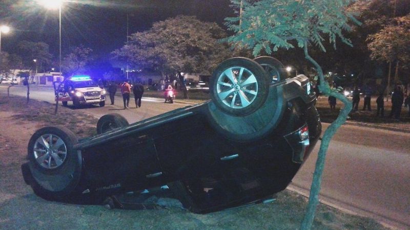 Esquivó a un perro y volcó