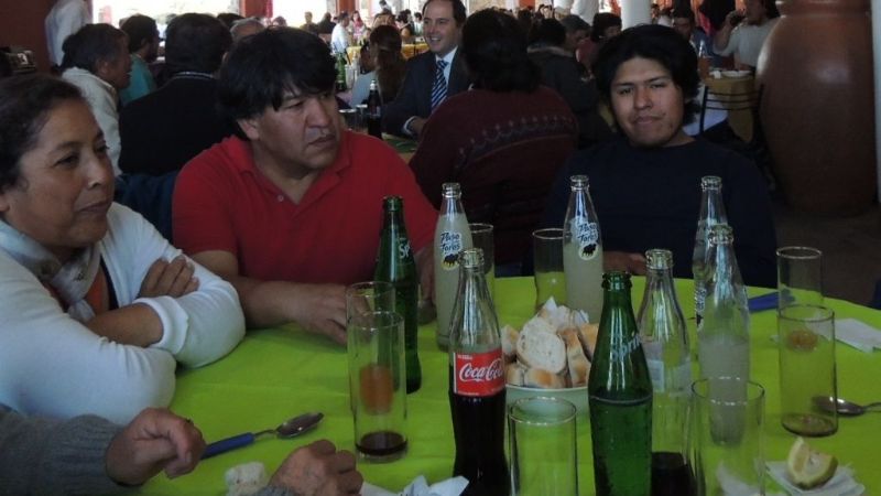 Mera almorzó con artesanos en el Poncho