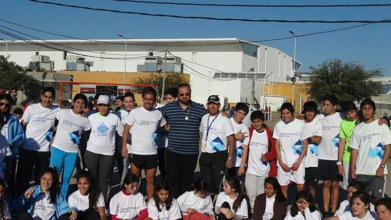 El Poncho caminó de la mano de Osep y la Secretaria de Deportes