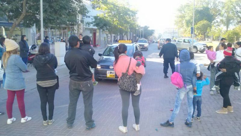 Ocupas cortan calle por desalojo