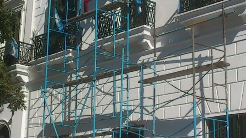 Mujeres amenazaron con tirarse de un andamio