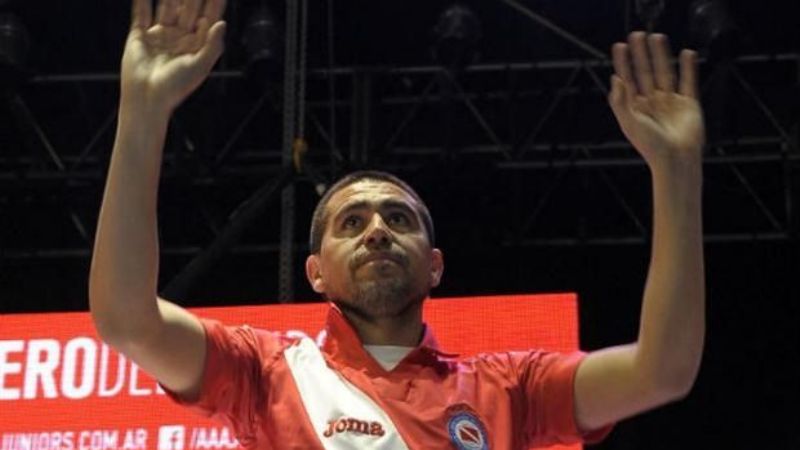 Riquelme llegó a Argentinos y abrió polémica con Bianchi