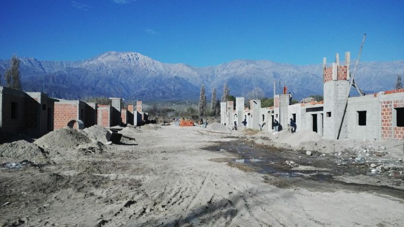 El nuevo barrio para familias afectadas  por el alud de Siján avanzó un 65%