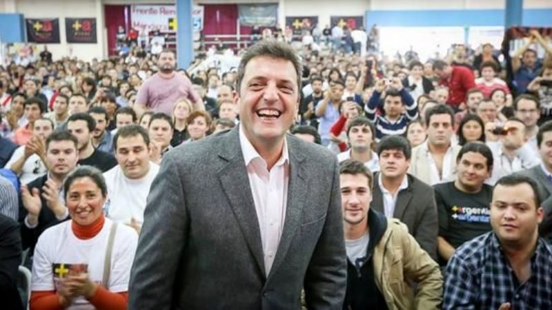 Jóvenes catamarqueños con Sergio Massa