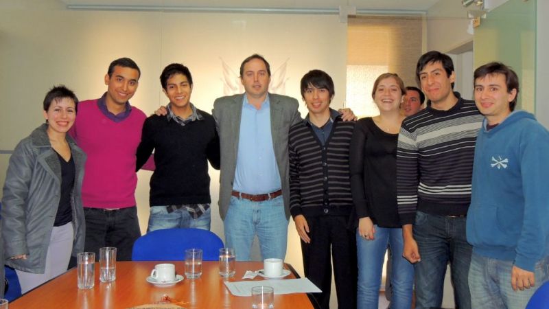 Mera entregó becas al Mérito Académico