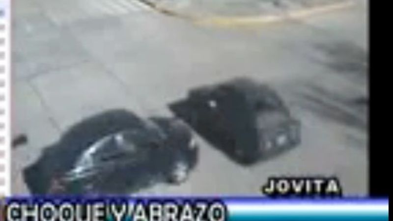 Chocaron, y como salieron ilesos, se abrazaron