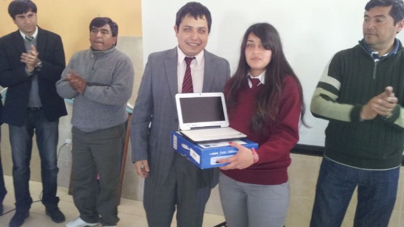 ANSES entregó netbooks a la escuela de Guayamba