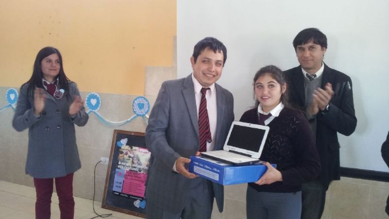 ANSES entregó netbooks a la escuela de Guayamba