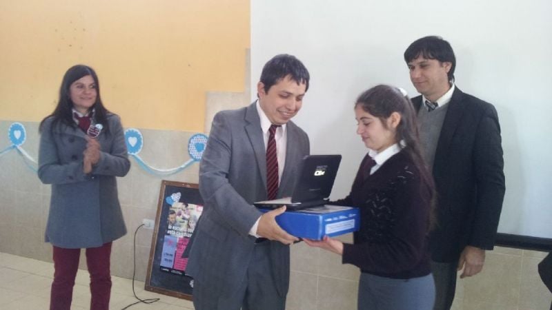 ANSES entregó netbooks a la escuela de Guayamba