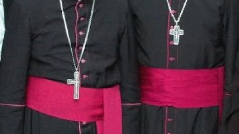 Dos Obispos en nuestras oraciones