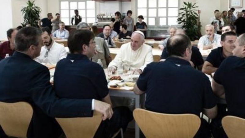 El Papa almorzó con los empleados en el comedor del Vaticano