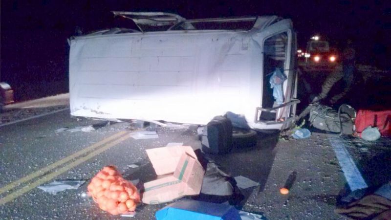 Volcó combi de Rentas, murió una persona y un herido grave